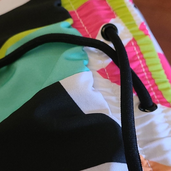 Fabletics Carrie abstract Neon print shorts - Picture 7 of 13